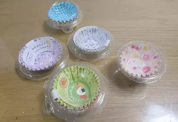 ダイソーで見つけた『3段タワー』が便利すぎ　サイズの違う『おかずカップ』を1か所に収納