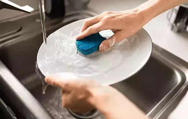 皿の油汚れは先にひと拭き！　メーカーが教える食器の正しい洗い方