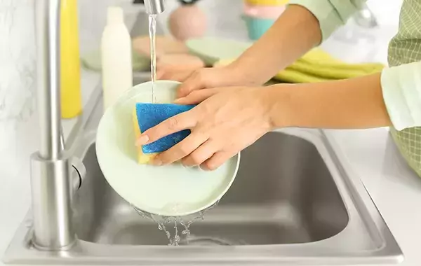 皿の油汚れは先にひと拭き！　メーカーが教える食器の正しい洗い方
