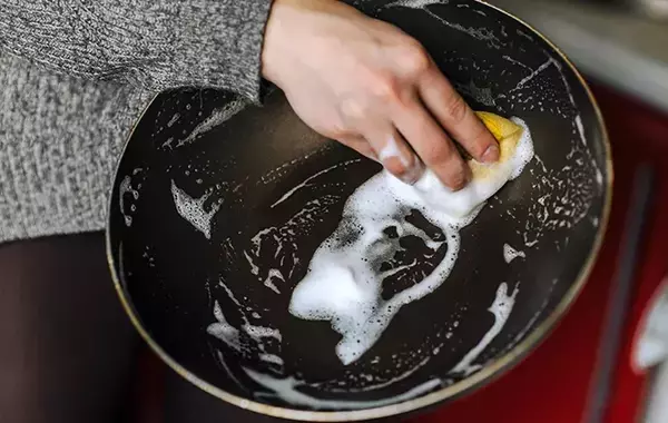 皿の油汚れは先にひと拭き！　メーカーが教える食器の正しい洗い方
