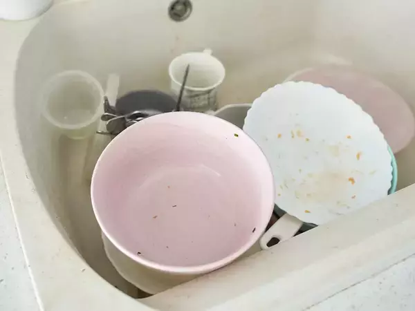 皿の油汚れは先にひと拭き！　メーカーが教える食器の正しい洗い方