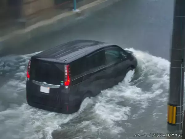 知っているだけで全然違う！　運転中、大雨で道路が川のようになった時は？