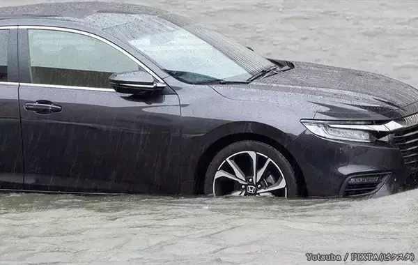 知っているだけで全然違う！　運転中、大雨で道路が川のようになった時は？