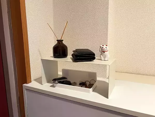 玄関に『ブックエンド』2個置くと収納力アップ！　【作業30秒】で便利なラックが生まれた