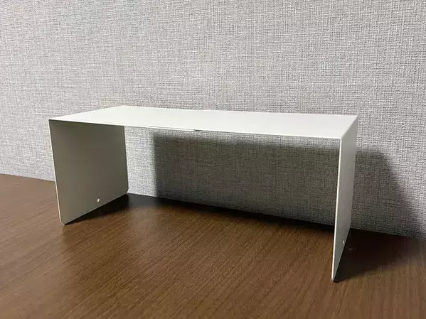 玄関に『ブックエンド』2個置くと収納力アップ！　【作業30秒】で便利なラックが生まれた