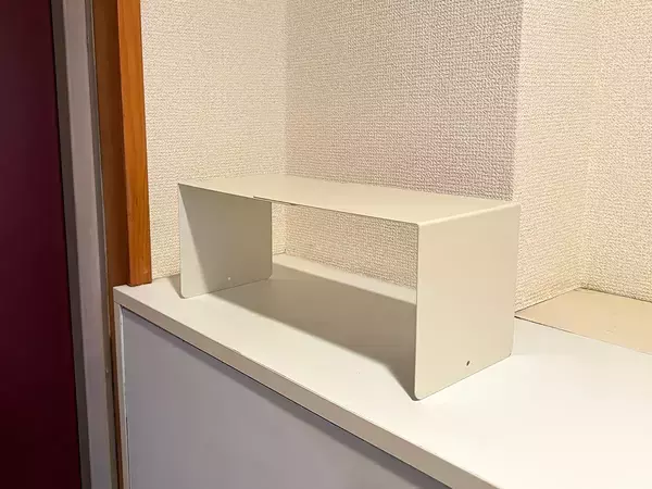 玄関に『ブックエンド』2個置くと収納力アップ！　【作業30秒】で便利なラックが生まれた