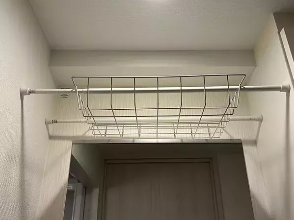 100均グッズ2つで、風呂上がりの悩みを解決！　洗面台に便利な収納を作る方法