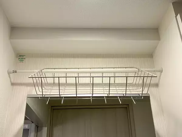 100均グッズ2つで、風呂上がりの悩みを解決！　洗面台に便利な収納を作る方法