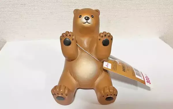 ダイソーで買った『クマのスマホスタンド』　スマホ以外も置けて「便利でかわいい！」