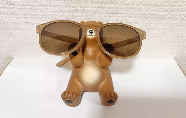ダイソーで買った『クマのスマホスタンド』　スマホ以外も置けて「便利でかわいい！」