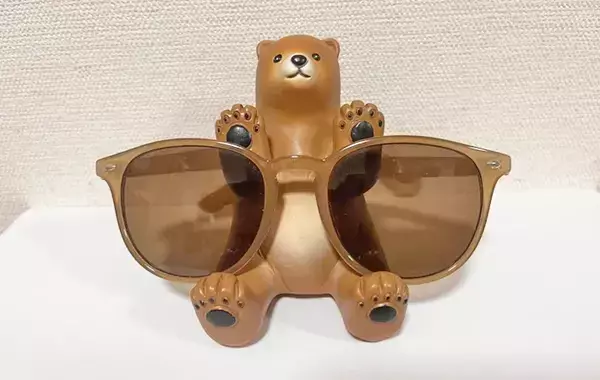 ダイソーで買った『クマのスマホスタンド』　スマホ以外も置けて「便利でかわいい！」