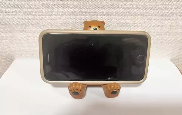 ダイソーで買った『クマのスマホスタンド』　スマホ以外も置けて「便利でかわいい！」