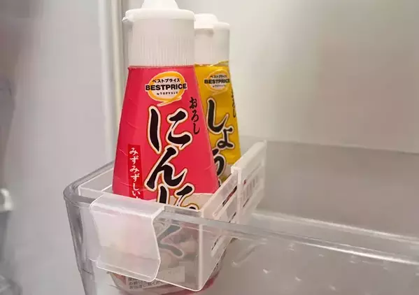冷蔵庫のドアポケット、調味料でゴチャついてない？　ニトリの『伸びるポケット』を置くと…