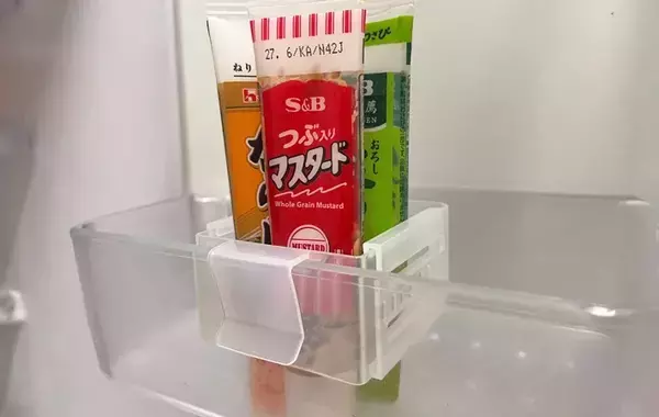 冷蔵庫のドアポケット、調味料でゴチャついてない？　ニトリの『伸びるポケット』を置くと…