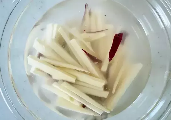 サツマイモを細切りにして…　10分で作れる簡単副菜に「甘さが引きたった」【作り置きレシピ】