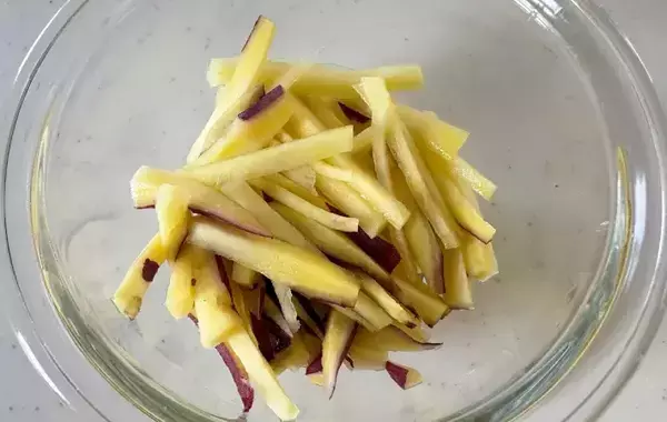 サツマイモを細切りにして…　10分で作れる簡単副菜に「甘さが引きたった」【作り置きレシピ】