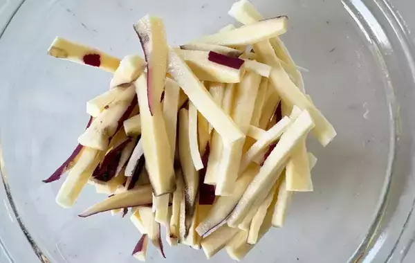 サツマイモを細切りにして…　10分で作れる簡単副菜に「甘さが引きたった」【作り置きレシピ】