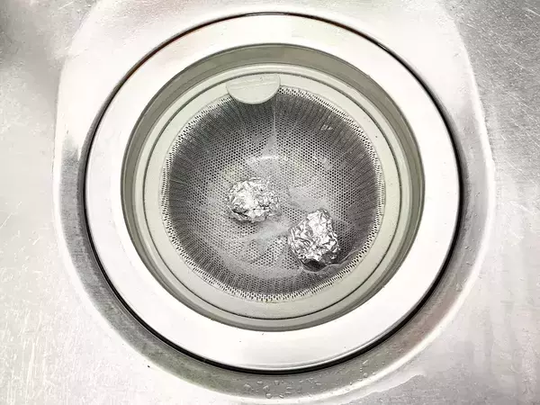 調理後のアルミホイルも排水口に入れてOK？　メーカーにぬめり防止法を聞いた