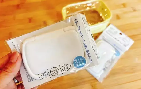 セリアの『カニカン付きポーチ』にウェットシートの蓋を貼るだけ　出先で役立つ「便利グッズ」が完成！