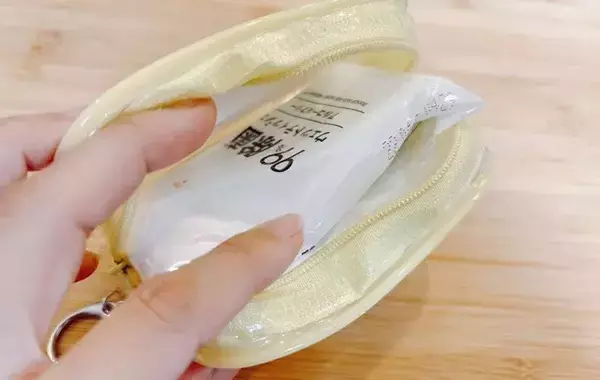 セリアの『カニカン付きポーチ』にウェットシートの蓋を貼るだけ　出先で役立つ「便利グッズ」が完成！