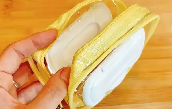 セリアの『カニカン付きポーチ』にウェットシートの蓋を貼るだけ　出先で役立つ「便利グッズ」が完成！