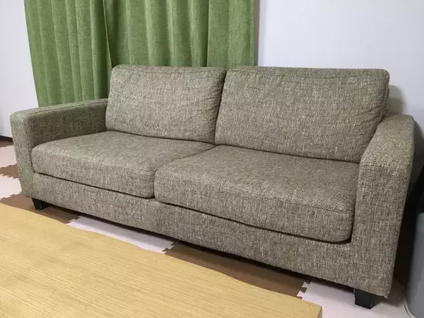 ソファの隙間に『ブックエンド』を挟むと？　330円で作ったものが、こちら【収納4選】