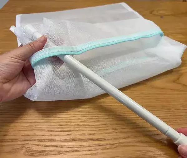 ダイソーの『洗濯ネット』に棒を通すと…　思わぬ活用法に「その手があったか」