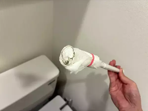 トイレの隙間掃除に『ミニつっぱり棒』が便利！　実用的な10秒活用ワザ