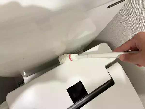 トイレの隙間掃除に『ミニつっぱり棒』が便利！　実用的な10秒活用ワザ