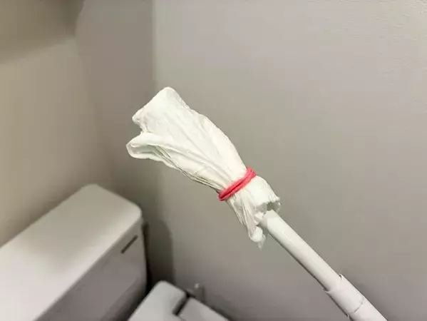 トイレの隙間掃除に『ミニつっぱり棒』が便利！　実用的な10秒活用ワザ