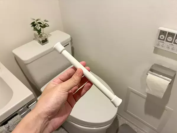 トイレの隙間掃除に『ミニつっぱり棒』が便利！　実用的な10秒活用ワザ