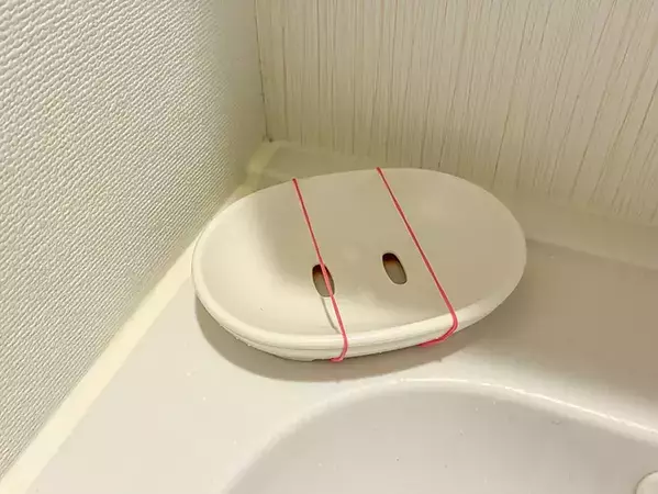 輪ゴムを石けんに巻くだけで？　使い心地がグンと変わる、便利な活用ワザ【2選】