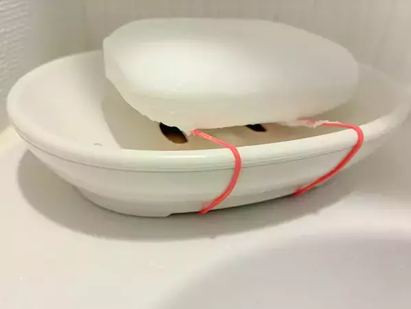 輪ゴムを石けんに巻くだけで？　使い心地がグンと変わる、便利な活用ワザ【2選】