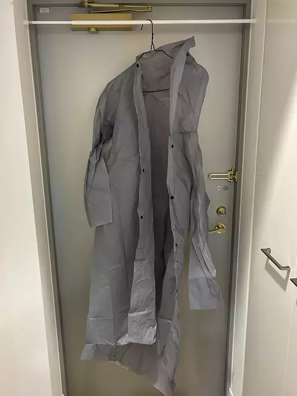 玄関の上に『つっぱり棒』を置くだけ　2つの活用法で「雨の日が快適になった！」