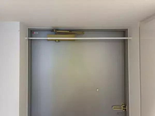 玄関の上に『つっぱり棒』を置くだけ　2つの活用法で「雨の日が快適になった！」