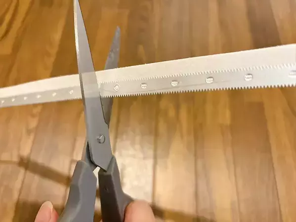ラップの空き箱が活躍！　トイレの紙が片手でスパッと切れる裏ワザ【作業3分】