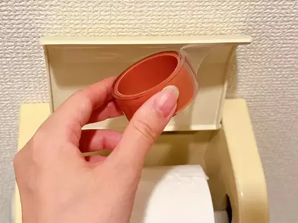 ラップの空き箱が活躍！　トイレの紙が片手でスパッと切れる裏ワザ【作業3分】