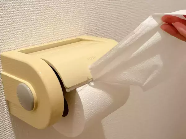 ラップの空き箱が活躍！　トイレの紙が片手でスパッと切れる裏ワザ【作業3分】