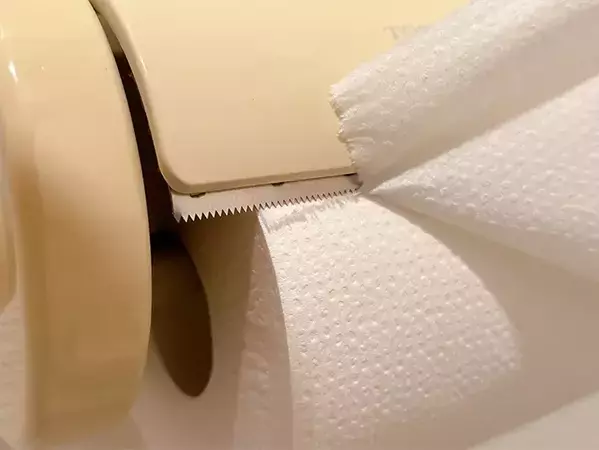 ラップの空き箱が活躍！　トイレの紙が片手でスパッと切れる裏ワザ【作業3分】
