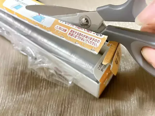 ラップの空き箱が活躍！　トイレの紙が片手でスパッと切れる裏ワザ【作業3分】