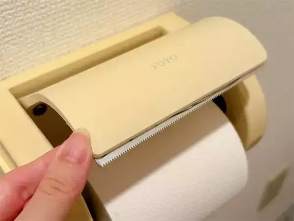 ラップの空き箱が活躍！　トイレの紙が片手でスパッと切れる裏ワザ【作業3分】