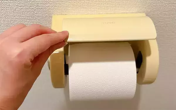 ラップの空き箱が活躍！　トイレの紙が片手でスパッと切れる裏ワザ【作業3分】