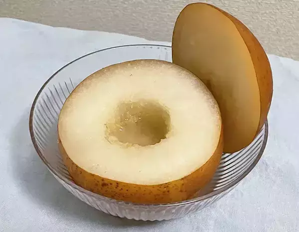梨に『ハチミツ』をタラーっと注ぐと？　5分後に「ぜい沢感がアップ」「じんわり温まる！」