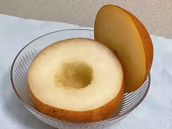 梨に『ハチミツ』をタラーっと注ぐと？　5分後に「ぜい沢感がアップ」「じんわり温まる！」