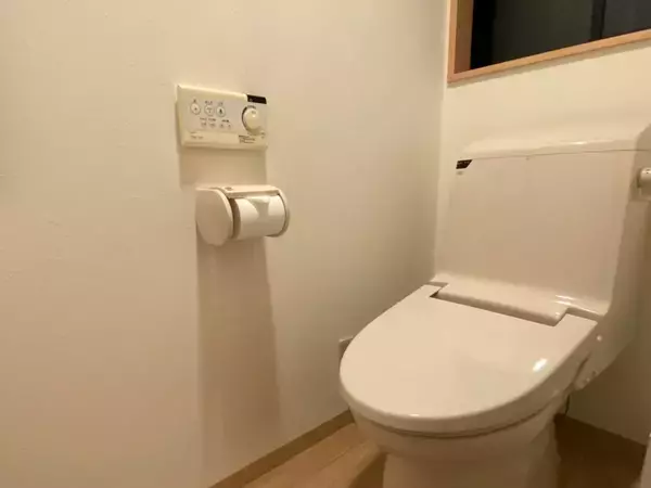 トイレの壁に『つっぱり棒』を密着！　隙間にブックエンドを挟むと？【収納4選】
