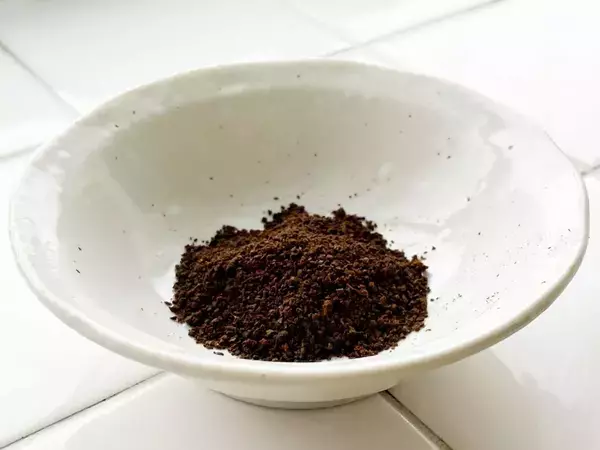 魚焼きグリルに『コーヒー粉』を撒いてみて！　ギトギト油に試してみると…【活用4選】