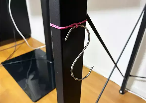 デスクの脚に『3本の輪ゴム』を巻くと快適　簡単に作れる「吊り下げ収納」が想像以上
