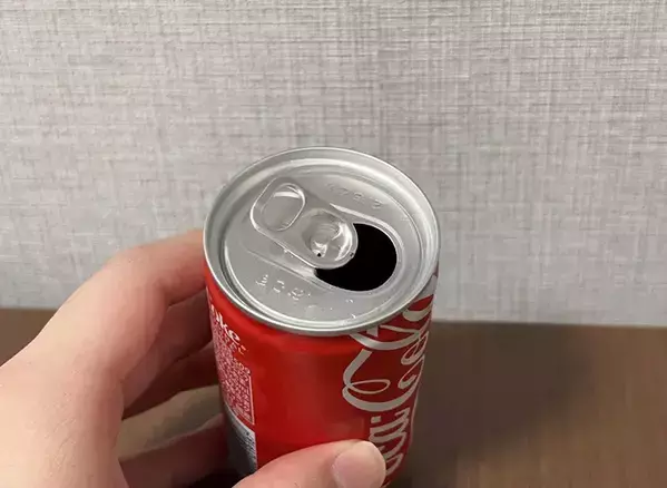 開けにくい缶は『ストロー』を使うとラク！　一工夫でプチストレスを解消
