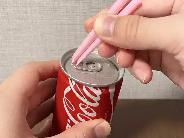 開けにくい缶は『ストロー』を使うとラク！　一工夫でプチストレスを解消
