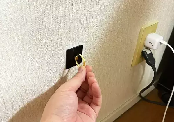 100均のスマホリングを『コンセントの横』にペタッ！　部屋の印象がガラリと変わるテク